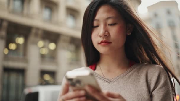 Porträtt Asiatisk Långhårig Flicka Klädd Tillfälliga Sms Med Vänner Gatan — Stockvideo