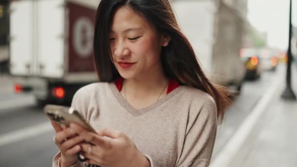 Usmívající Asijské Dlouhosrstá Žena Oblečená Ležérní Kontrolu Její Sociální Média — Stock video