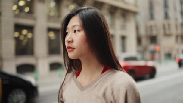 Повільний Рух Мрійливої Азіатської Жінки Йде Вулиці Довговолосий Азіатська Дівчина — стокове відео