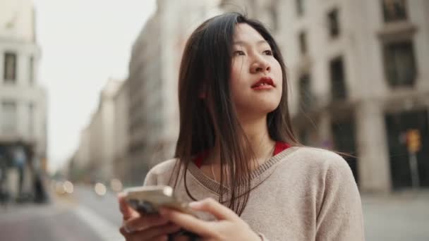 Uzun Saçlı Sıradan Giyinmiş Akıllı Telefondan Haritaya Bakan Asyalı Kadın — Stok video