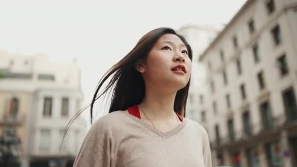 Повільний Рух Мрійливої Азіатської Жінки Яка Виглядає Натхненною Вивченням Нового — стокове відео