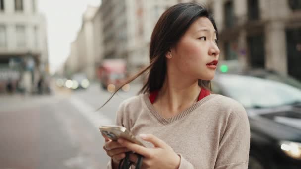 아름다운 머리를 아시아 스마트폰으로 지도를 이용해 길에서 지나가는 차들이 위치를 — 비디오