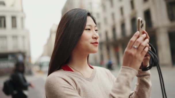 Attraktiv Langhåret Asiatisk Kvinde Ser Inspireret Tage Billeder Smuk Arkitektur – Stock-video