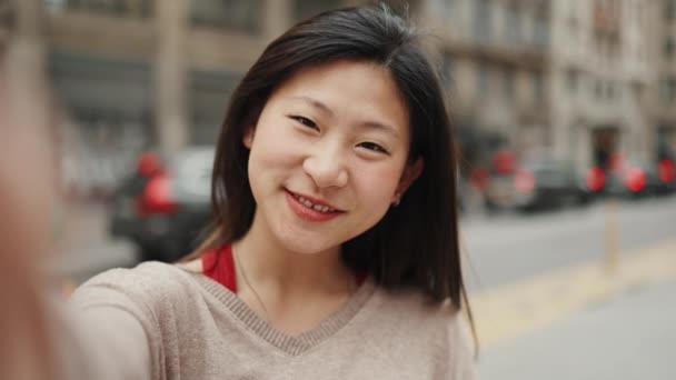 漂亮的亚洲姑娘在城市里散步时自画像 长头发 面带微笑的女人在市中心玩了一天 打电话给自己 — 图库视频影像