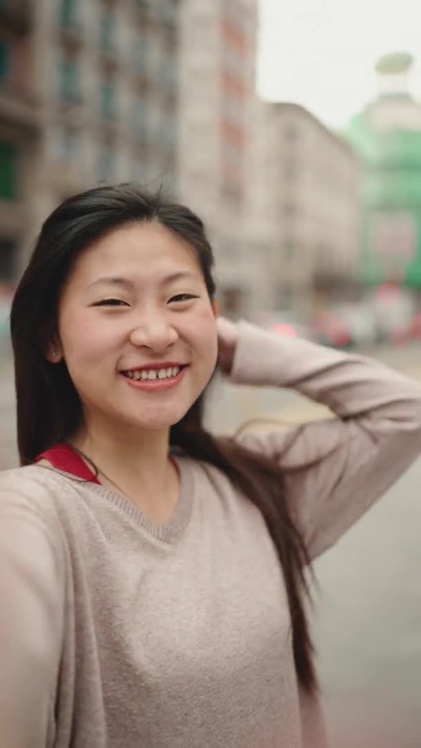 Вертикальні Кадри Милих Азіатських Дівчат Знімають Відео Своїх Соціальних Медіа — стокове відео