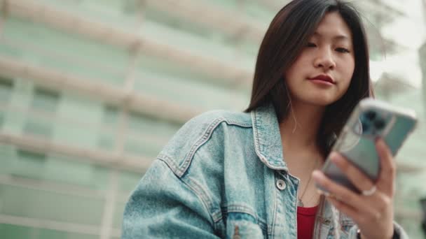 Uzun Saçlı Asyalı Kız Akıllı Telefondan Mesaj Atıyor Dışarıda Arkadaşını — Stok video