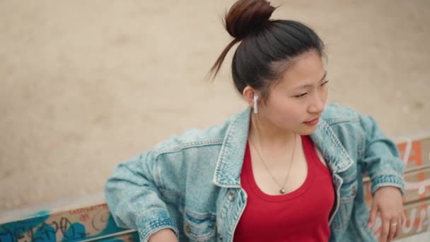 Attrayant Asiatique Femme Fermer Les Yeux Écouter Musique Dans Les — Video