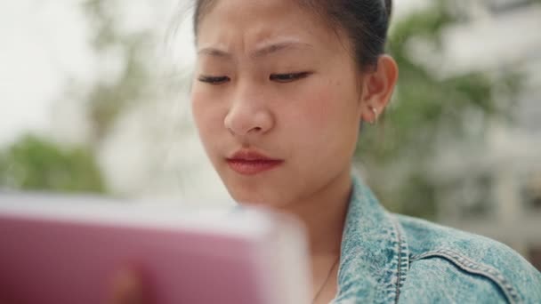 Primer Plano Chica Asiática Concentrada Leyendo Libro Texto Preparándose Para — Vídeo de stock