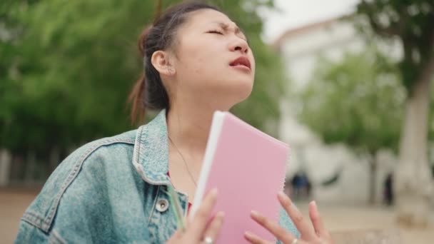 Estudante Asiático Concentrado Aprendendo Coração Lição Casa Para Próxima Lição — Vídeo de Stock