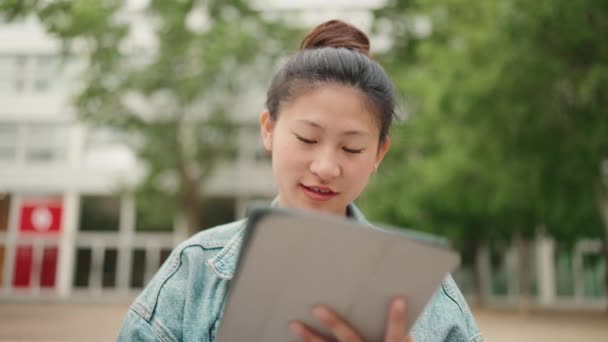 Piękna Azjatycka Studentka Używająca Tabletu Cyfrowego Podczas Przerwy Nauce Uśmiechnięta — Wideo stockowe