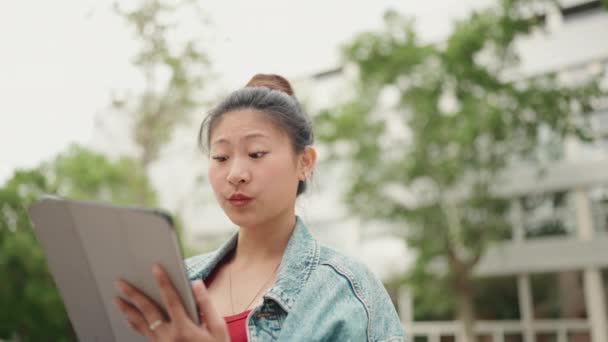 Mladá Studentka Hledající Informace Tabletu Venku Asijské Dívka Oblečený Ležérní — Stock video