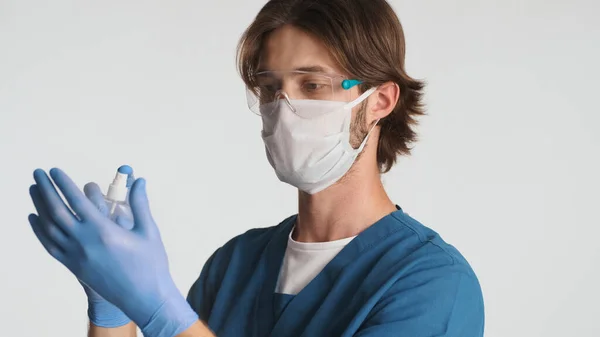 Мужчина Врач Носить Медицинскую Маску Перчатки Помощью Антисептического Спрея Подготовки — стоковое фото