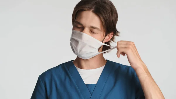 Trött Manlig Läkare Som Tar Sig Den Medicinska Masken Och — Stockfoto