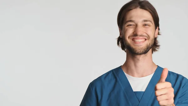 Θετική Γενειοφόρος Αρσενικό Γιατρό Χαμογελά Κρατώντας Τον Αντίχειρα Πάνω Από — Φωτογραφία Αρχείου