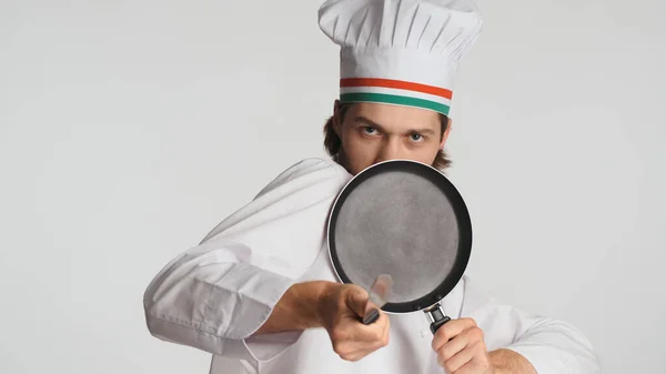 Chef Masculino Excitado Vestido Con Uniforme Sosteniendo Cuchillo Sartén Regocijándose — Foto de Stock