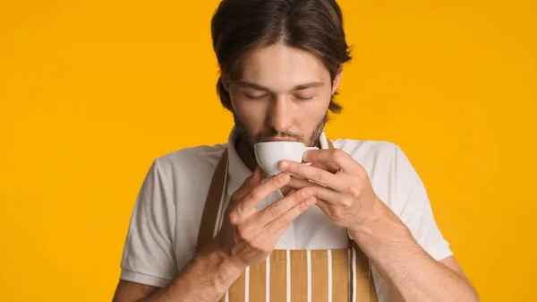 Önlüklü Güzel Erkek Barista Gözlerini Kapalı Tutuyor Işyerinde Güzel Kahvenin — Stok fotoğraf