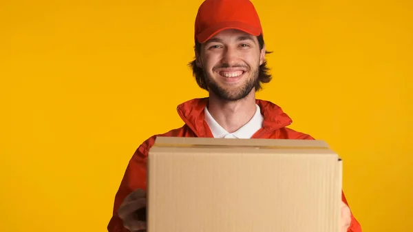 Homem Entrega Positivo Vestido Com Uniforme Vermelho Segurando Caixas Papelão — Fotografia de Stock