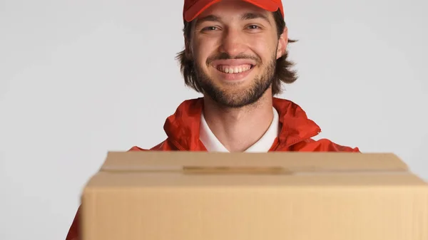 Zamknijcie Dostawcę Dostarczającego Pudełko Klientowi Uśmiechającego Się Atrakcyjny Kurier Męski — Zdjęcie stockowe
