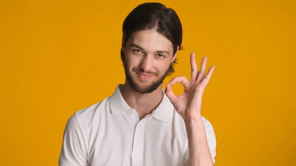 Confident Brunette Man Showing Okay Gesture Looking Camera Yellow Background — Stock Photo, Image