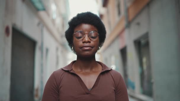 Radosna Afrykanka Okularach Wyglądająca Szczęśliwą Świeżym Powietrzu Beztroska Dziewczyna Ciemnej — Wideo stockowe