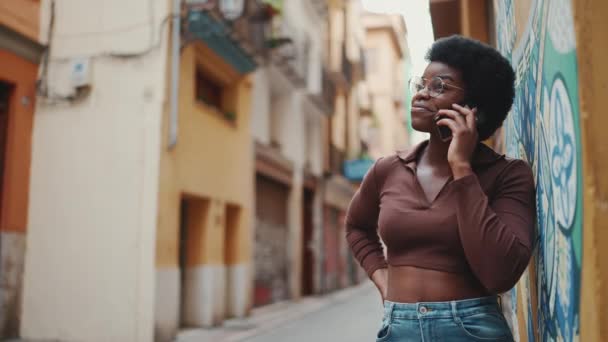 Африканська Дівчинка Окулярах Розмовляє Мобільному Телефону Вулиці Афроамериканська Жінка Виглядає — стокове відео