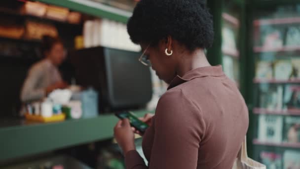 Πλάτη Άποψη Πλάνο Της Αφρικής Γυναίκα Έλεγχο Smartphone Της Στέκεται — Αρχείο Βίντεο