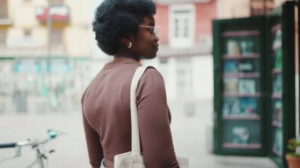 Vista Trasera Mujer Morena Usando Gafas Eligiendo Revista Kiosco Calle — Vídeo de stock