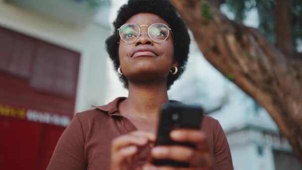 Suivi Plan Belle Fille Africaine Dans Des Lunettes Reposant Extérieur — Video