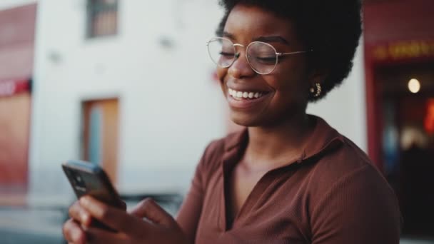 Πορτρέτο Του Χαρούμενα Σκούρο Δέρμα Γυναίκα Χαμογελά Ειλικρινά Ενώ Διαβάζοντας — Αρχείο Βίντεο