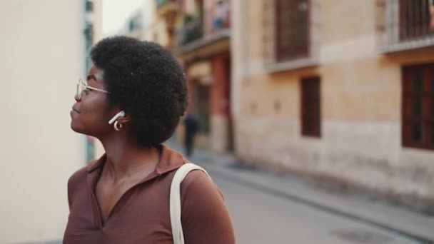 Attraktive Afroamerikanerin Mit Brille Sieht Glücklich Aus Wenn Sie Mit — Stockvideo