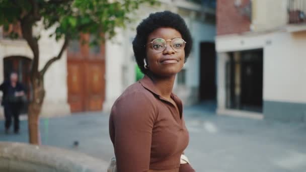 Африканская Девушка Очках Наслаждается Хорошей Музыкой Беспроводных Наушниках Улице Довольно — стоковое видео