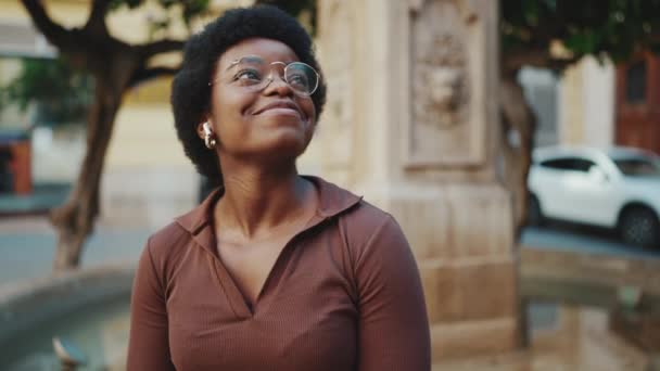 Schöne Mädchen Guter Laune Musik Hören Und Tanzen Freien Afroamerikanerin — Stockvideo