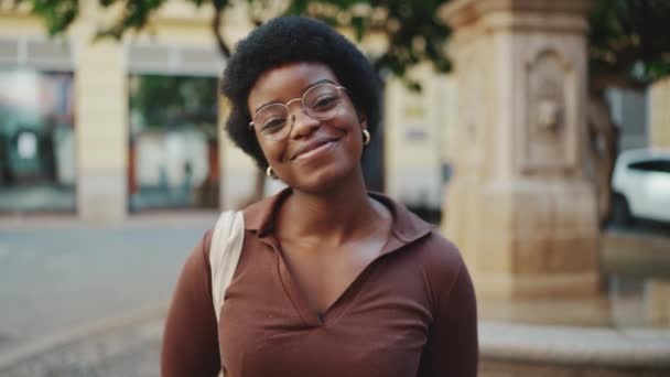 Wanita Afrika Yang Ceria Memakai Kacamata Yang Terlihat Mempesona Depan — Stok Video