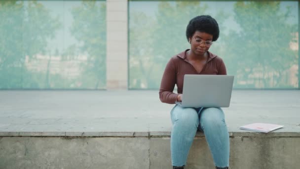 Aantrekkelijk Afrikaans Studentenmeisje Met Laptop Universiteitscampus Jonge Krullende Vrouw Werken — Stockvideo