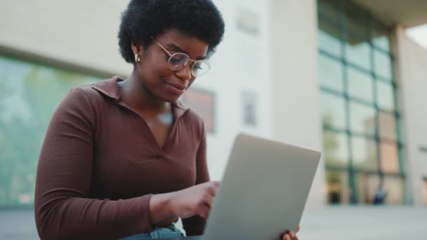Ung Kvindelig Iværksætter Skrive Mail Arbejder Laptop Udendørs Afrikansk Amerikansk – Stock-video