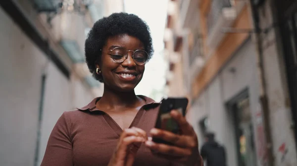 Fiatal Afro Lány Szemüveget Visel Boldogan Sms Ezik Barátaival Egy — Stock Fotó
