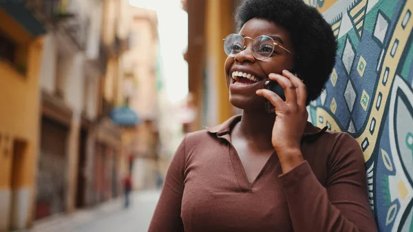 Afro Portréja Amint Mobilon Beszél Vidám Afrikai Beszélget Telefonon Szabadban — Stock Fotó