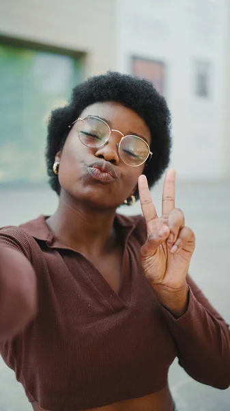 Pretty Female Showing Peace Gesture Air Kiss Taking Selfie Outdoors — Stock Photo, Image