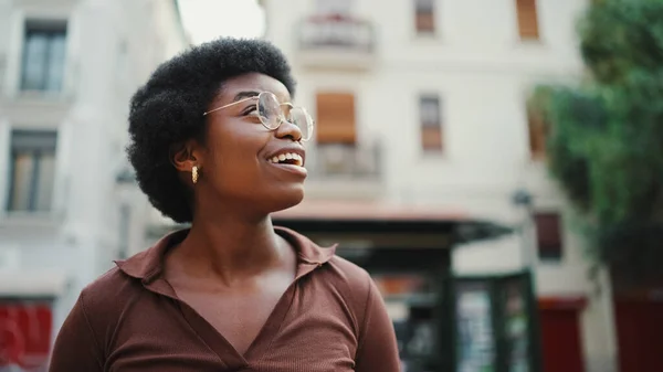 Portret Afro Amerykańskiej Ciemnowłosej Dziewczyny Wyglądającej Wesoło Podczas Spaceru Mieście Obrazy Stockowe bez tantiem