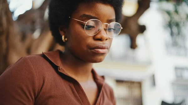 Zamknij Dziewczynę Afro Okularach Wyglądającą Skoncentrowaną Podczas Przerwy Zewnątrz Portret Zdjęcie Stockowe