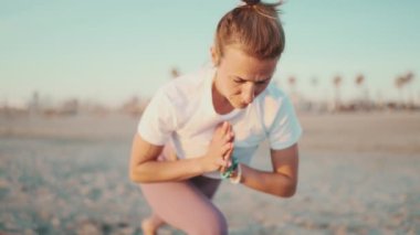 Sahilde yoga dersinde esneme hareketleri yapan dövmeli bir kadının yakın çekimi. Dişi yogi dışarıda pratik yapıyor.