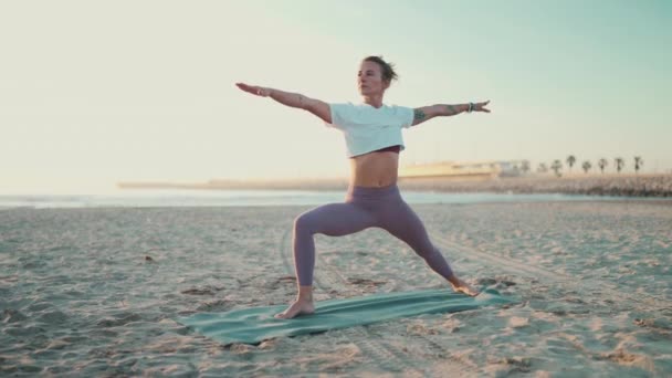 Fit Femme Faisant Yoga Sur Tapis Extérieur Jolie Fille Yogi — Video