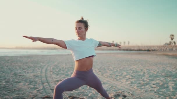 Mujer Deportiva Con Aspecto Confianza Haciendo Yoga Estera Aire Libre — Vídeos de Stock