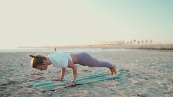Tirador Cuerpo Entero Mujer Con Estilo Que Hace Ejercicio Yoga — Vídeos de Stock