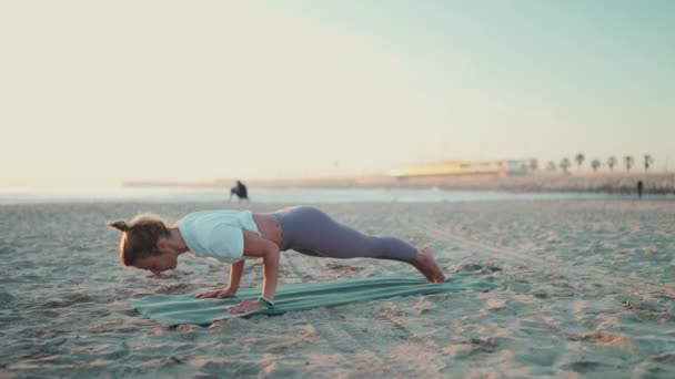 Largura Completa Tiro Mujer Deportiva Ejercitando Yoga Estera Junto Mar — Vídeos de Stock