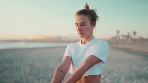 Mujer Fitness Con Estilo Haciendo Yoga Aire Libre Saludable Chica — Vídeos de Stock