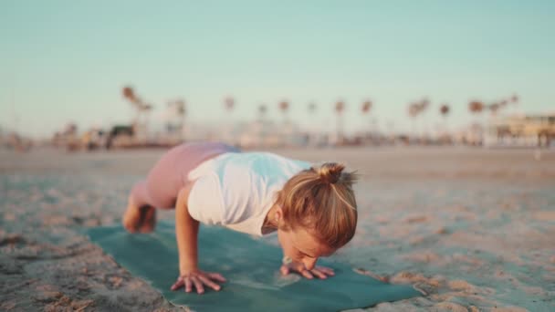 Hermosa Toma Mujer Deportiva Haciendo Ejercicio Esterilla Yoga Aire Libre — Vídeos de Stock