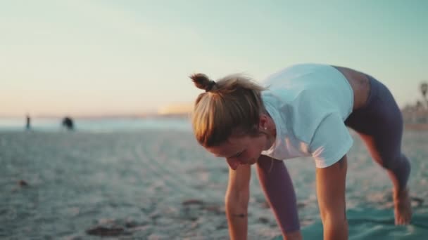 Joven Mujer Tatuada Ropa Deportiva Con Estilo Haciendo Ejercicio Yoga — Vídeos de Stock