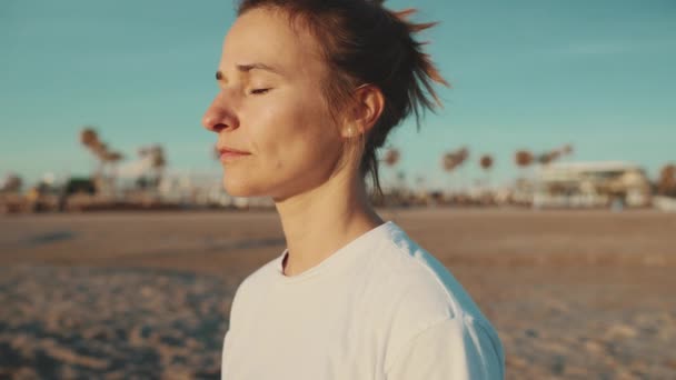 Vista Lateral Cerca Hermosa Mujer Rubia Manteniendo Los Ojos Cerrados — Vídeos de Stock