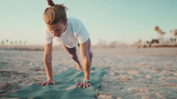 Femme Blonde Élégante Faisant Yoga Sur Tapis Sportif Bord Mer — Video